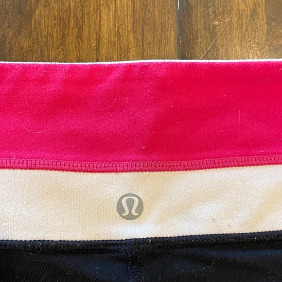 🩷 Lululemon Black Capri Flare Leggings with Pink and White Waistband 🩷 - Picture 6 of 6